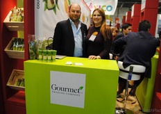 Librado Macías y Laura Brunson, de Gourmet Trading Company, en el pabellón mexicano.