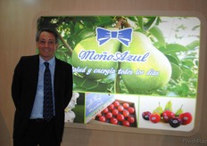 Nicolás Bonavento, de Moño Azul, ofreciendo una fruta argentina distinta, como son las peras y manzanas.