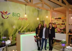 Mari Carmen Cantón, Pedro Alonso y Rocío Guerrero, en el stand de la almeriense Bio Campojoyma, en su primer año en Fruit Logistica.