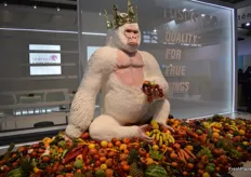 Gorila albino rey de las frutas y hortalizas, expuesto en el stand de Hispalco...Copito de Nieve.¿Eres tú?