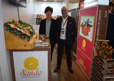 Miquel Matamoros y su esposa en el stand de Alcanar Cítrics i Vivers, en promoción de la clementina sin semillas Sando.