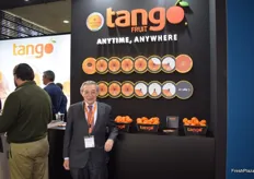 José Pellicer, director de Eurosemillas, en la promoción de su variedad de mandarina sin semillas Tango.