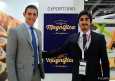 Rocco Scavetta y José Andrés Guerrero, de Green Force Fruit, Ecuador, promocionando la marca expuesta en la feria, Magnífica.