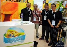 Xavier Mejía Román, de Organpit, Ecuador, con algunos de sus visitantes el primer día. Es otra empresa que exporta pitahaya amarilla y Xavier explica que estaría bien que el mercado chino abriera sus puertas.