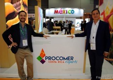 José Pablo Rodríguez y Álvaro Piedra, de Procomer en China. Es la segunda vez que acuden a esta feria, ya que el año pasado se abrió el mercado para la exportación de piñas costarricenses. Este año han llevado cuatro exportadores distintos a la feria.
