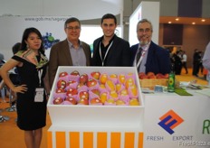 También en el pabellón mexicano, Fresh Export. Fernando Ponce, Fernando Ponce Jr. y Cuauhtémoc Ponce.