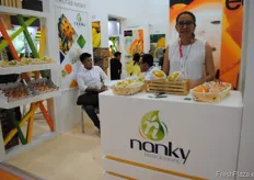 También de Ecuador, presentando sus pitahayas amarillas y granadillas, Mayra Guanín, de Frutas Nanky.