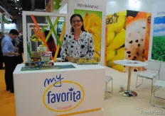 Mónica Molineros, de la empresa ecuatoriana Reybanpac, presentando su marca My Favorita.
