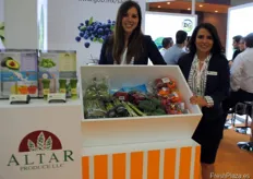Evangelina Sánchez y Elizabeth Sandoval, de Altar Produce, en el pabellón mexicano presentando los diferentes productos de su surtido, como los espárragos verdes.