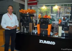 Pablo Bolinches, de Zummo, España, por primera vez en AFL, presentando sus máquinas exprimidoras.