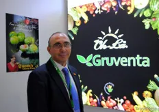 Fermín Sánchez, gerente general de Gruventa, promocionando sus ciruelas Queen's Charm, muy dulces.