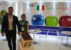 Milena Duberstein y Nicola Detomi, de European Fruit Group, Italia.