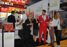 "Las chicas de FreshPlaza con "el hombre Kanzi"."