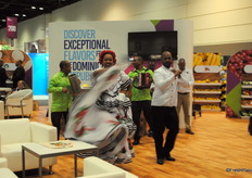 En el stand dominicano procuraron que la visita fuera placentera con música y bailes.