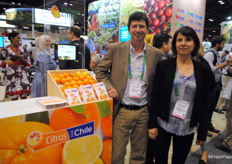 Juan Enrique Ortúzar con Monserrat Valenzuela, del Comité de Arándanos de Chile.