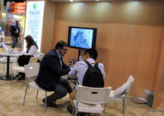 Cristián Parra, de la chilena PacLife, absorto en una conversación.