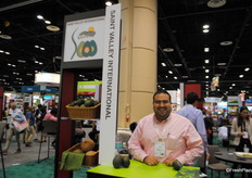 Alen Álvez, de Saint Valley International, promocionando sus aguacates de Michoacán.