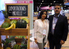 Maria Paula y César Suárez, de Exportaciones Michelle, en el pabellón de Costa Rica.