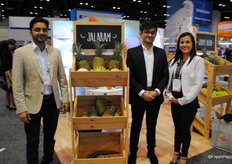 Jai Thakrar, Suraj Thakrar y Silvia Varela, de Jalaram fruit, Costa Rica.