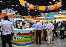 Un stand peruano con mucha actividad.