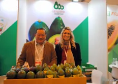 Jonas Octavia y su colega, de la asociación de productores brasileños Abacates do Brasil (ABPA). 