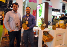 Mert Buke y Alonso Sánchez, de la empresa costarricense Verita promocionando su piña aérea.
