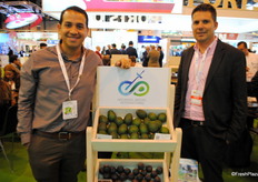 César Alejandro Paoli y Carlos, de Arcángel Miguel International, promocionando su marca Passion for Fruit. 