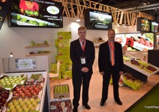 Miquel Roig y Jordi Sáez, de Fructícola Empordá, presentando su oferta de manzanas con sello IGP Poma de Girona. 