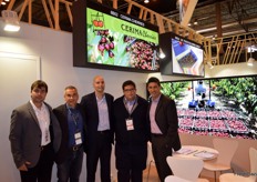 Equipo del stand de Cerima Cherries. 