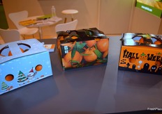 Envases especiales para mandarinas con diferentes motivos expuestos en el stand de Royo Fruits.