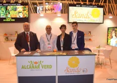 Equipo de Alcanar Verd cítrics y vivers, promocionando la variedad protegida de mandarina Sando, con Joan Caballol a la izquierda, seguido de Miquel Matamoros, gerente de la empresa, junto a su mujer e hijo. 
