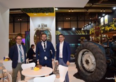 José Javier Fernández, Sergio Baz y Francisco Javier Pérez en el stand de Patatas Meléndez.