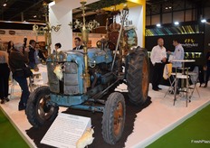 Tractor con motivos de Halloween expuesto en el stand de Patatas Meléndez.