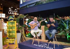 La música tradicional canaria sonó en el stand de Plátano de Canarias. 