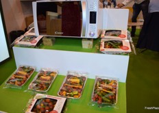 Envase de hortlizas con aceite de oliva para cocinar en horno y microondas expuesto en el stand de Campos de Granada . ¡Rápido y sano!