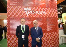 Rafael Domínguez y Alberto Garocho, en el stand de Freshuelva. 