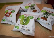 Chips de pimiento, manzana y piña deshidratada, snacks saludables expuestos en el stand de Unica Fresh.