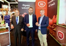 Juan Llonch y su hijo Francesc Llonch, de Gavà Grup, junto a Tom Lombaerts, de Semillas Fitó, promocionando el tomate MonteRosa.