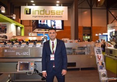 Pedro Martínez en el stand de Induser, especilista en maquinaria para envasado de frutas y hortalizas. 