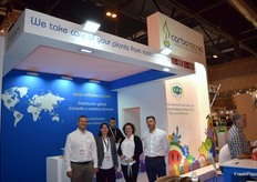 Equipo comercial y de marketing en el stand de Carbotecnia, fabricante de carbón activado para tratamiento de agua, aire y gases. Ofrecen equipos purificadores, plantas y filtros de agua industriales para el sector hortofrutícola.