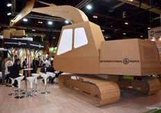 Stand de International Paper, en el que se expuso esta impresionante grúa hecha con cartón. 