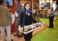Degustaciones del tomate Adora en su stand. Se trata de un tomate muy aromático y que no deja indiferente a nadie.
