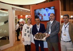 Maria del Carmen del Rey, del departamento de marketing de Casi, con Manuel Ferrer y Laurent  Gervais, de HM Clause, promocionando la nueva variedad de tomate protegida ADORA, que se comercializará a través de las empresas CASI, La Palma, Biosabor y Unica Group.