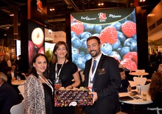 Parte del equipo comercial en el stand de Royal, promocionando la marca de ciruelas Metis y su gama de arándanos y frambuesas. 