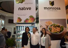Rocío Molina, José Luis Montosa y Marina Gallardo, en el stand de Frutas Montosa. 