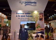 Francisco López, en el stand de Agroponiente, que está más unido que nunca como grupo junto con Vegacañada, comercializando un total de 355 millones de kilos de frutas y hortalizas la campaña pasada. 