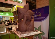 Escultura de barro realizada en el stand de Seipasa. 