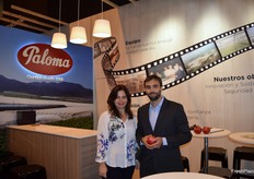 Asunción Hernández y David Franco, en el stand de Grupo Paloma.
