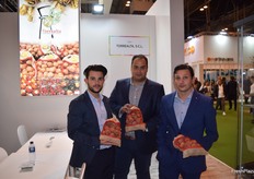 Jonathan, Pedro Gómez y Manuel Borrego, en el stand de Torrealta, promocionando la campaña de nueces.