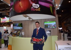 Miguel Ángel Naranjo, en el stand de Tany Nature, en promoción del espárrago 100% comestible en fresco y las granadas dulces de grano blando y piel roja, sus últimas novedades. 